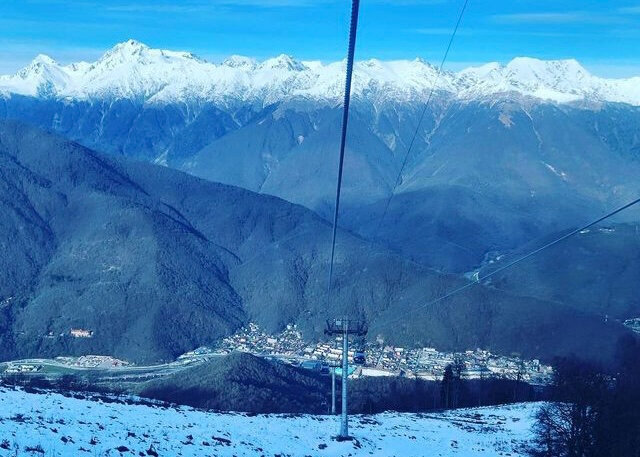 От «Лауры» до «Альпики» проложена самая длинная канатная дорога Красной Поляны. Вход на канатную дорогу в сторону «Альпики» расположен в двух минутах ходьбы от вокзала «Роза Хутор»