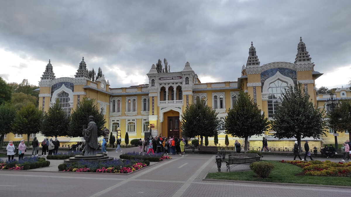 Курортный бульвар в Кисловодске прекрасен даже под тучами. Но начинают закрадываться сомнения - действительно ли город такой солнечный, как о нем говорят. Фото: Кирилл Полиенко/Polienko: путешествуем вдвоём