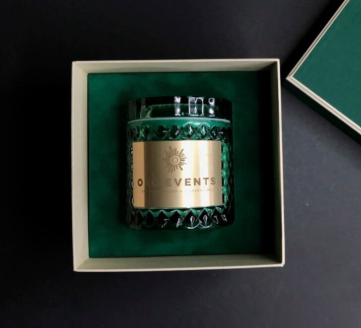 На переполненном рынке важно иметь индивидуальность, которая выделяет ваш бизнес среди конкурентов. Изготовленные на заказ фирменные свечи создают уникальную основу для выражения стиля и основного посыла вашего бренда, его ценностей