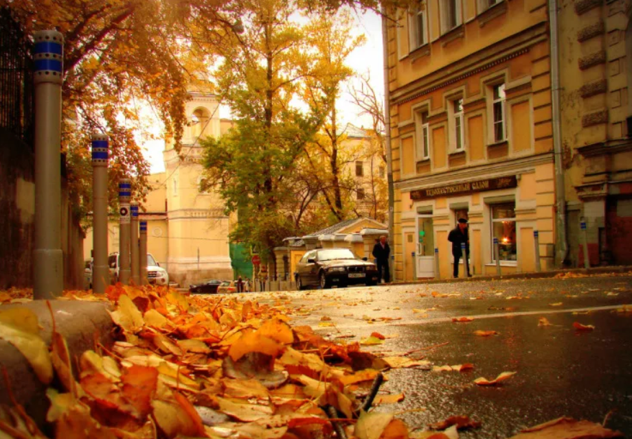 Улица ноябрь. Осенняя улица. Осенние улочки. Улицы Москвы осень. Улица осенью.