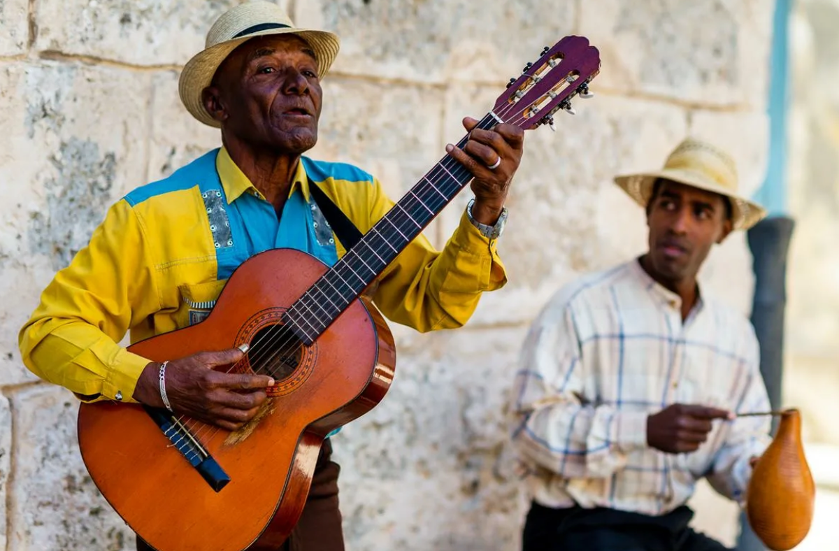 Куба Гавана люди. Куба и кубинцы. Варадеро кубинцы. Кубинец с гитарой.