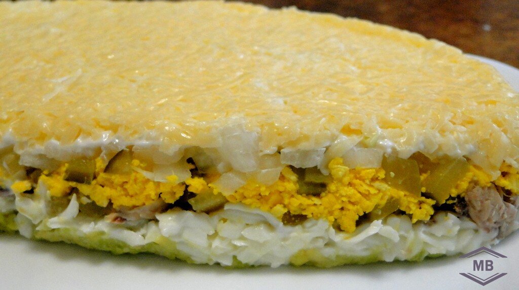 Многослойный сытный салат восхитит вкусом!