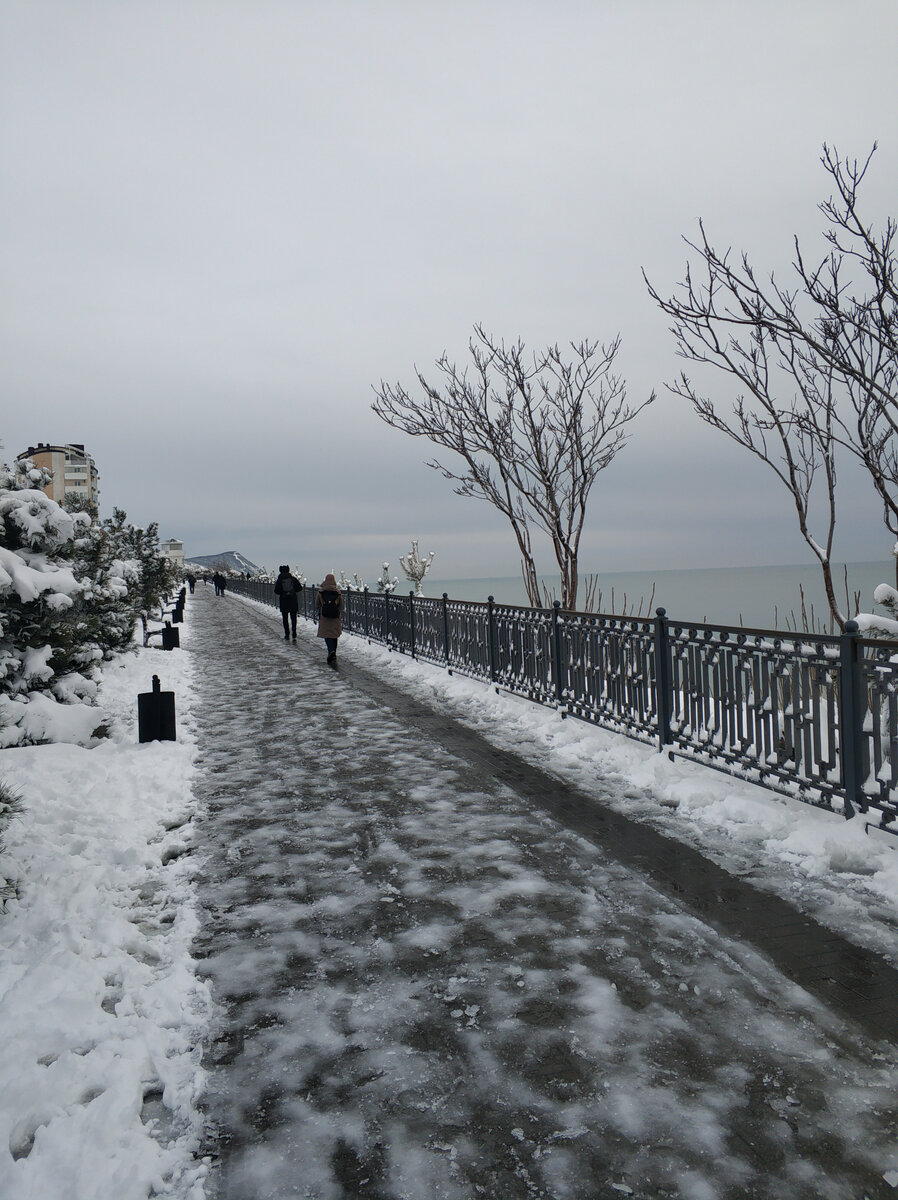 Набережная на высоком берегу в районе анапского маяка. Скользко
