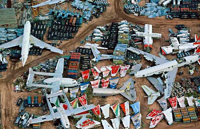 Самолеты встали на вечный прикол совсем близко друг к другу. 