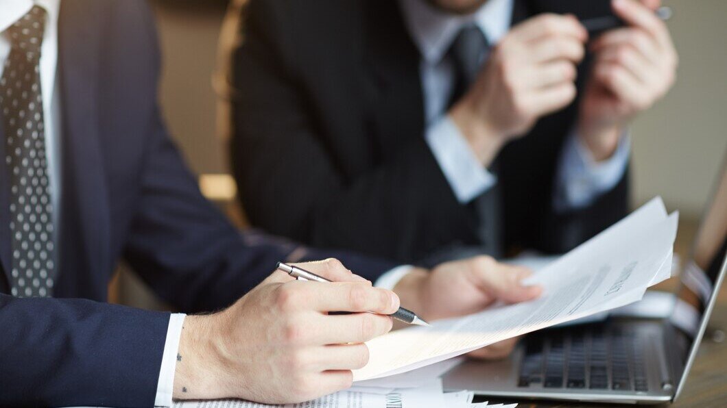    В Югре помогают жителям не платить по чужим долгам