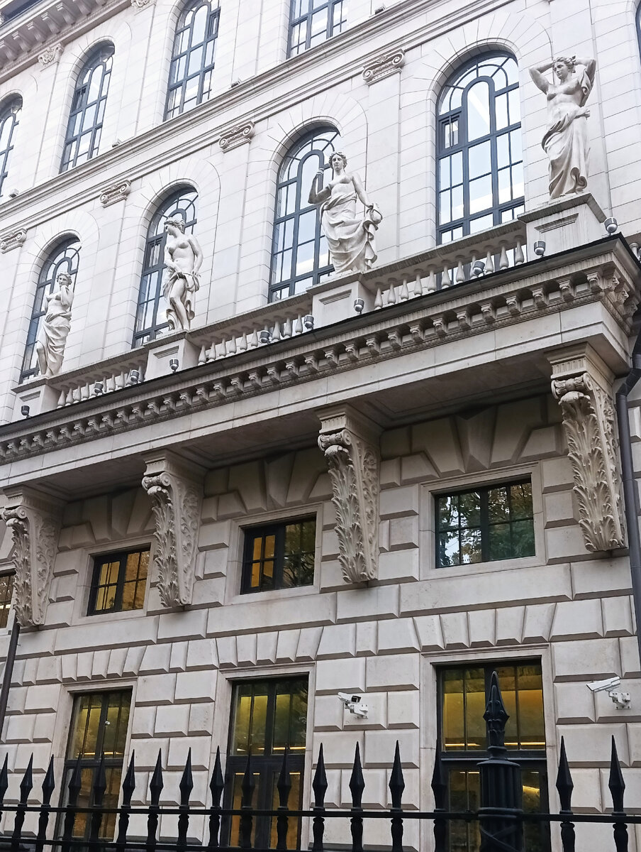 Фото автора. Площадь Островского, 2 А.