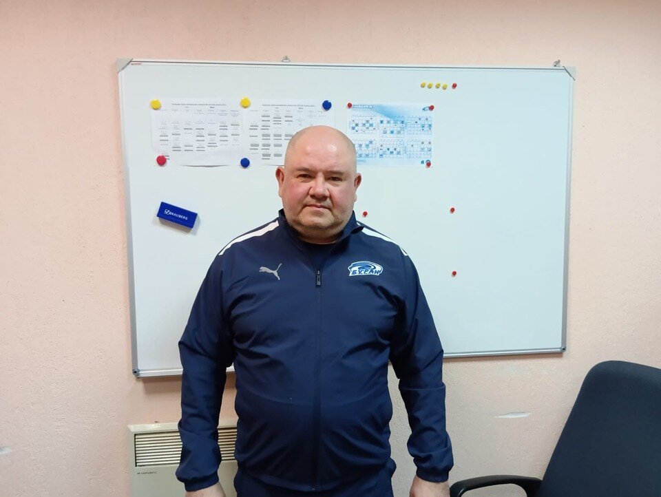    Альберт Логинов сумел за короткий отрезок времени привить хоккеистам «Бурана» вкус к комбинационной игре. Юрий КОЗЛОВ