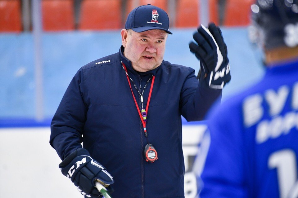    Альберт Логинов на тренировке. предоставлено пресс-службой ХК "Буран".