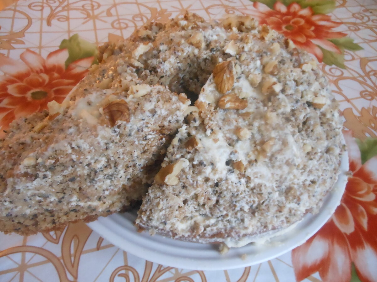 Сегодня я хочу поделиться рецептом своего любимого с детства торта "Пища богов"!Единственное то что мама его выпекала и выпекает в духовке,а я использую для этого мультиварку!Но на вкус это никак не влияет.Тортик получается очень вкусный,попробуйте))) 