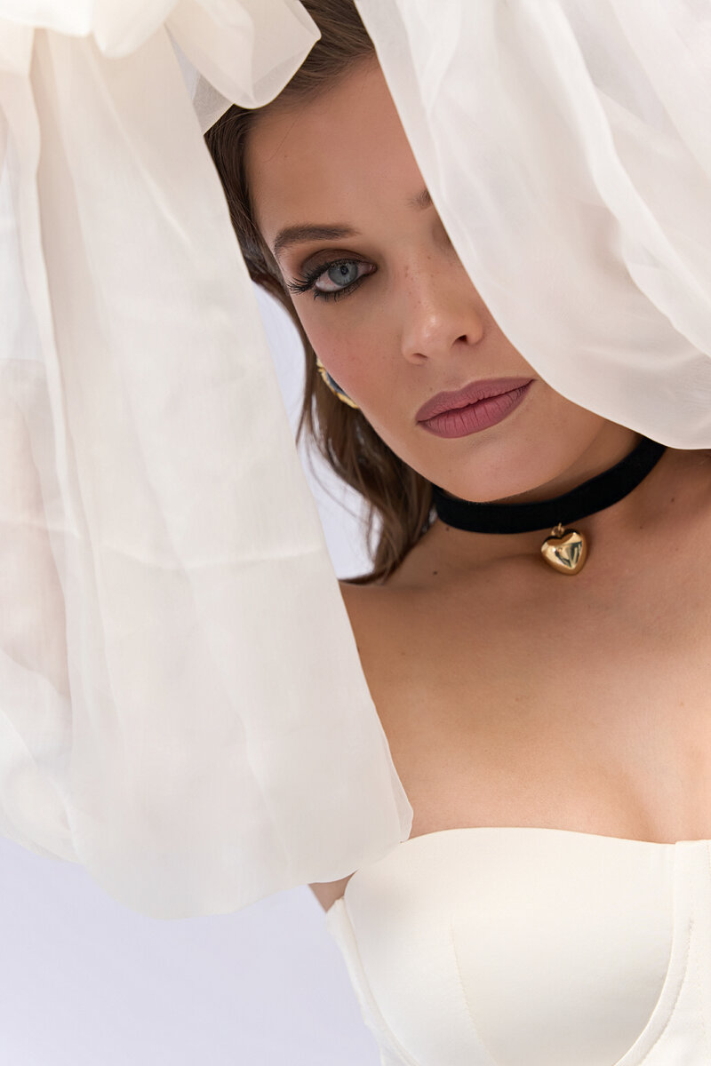 Яркость девушки — настраиваемый компонент. И в AL тебе в этом помогут.