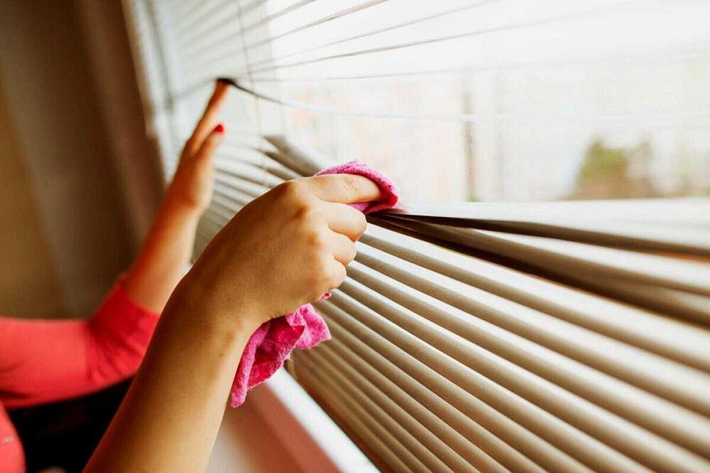 Сухую чистку жалюзи можно проводить не снимая изделия с окон 