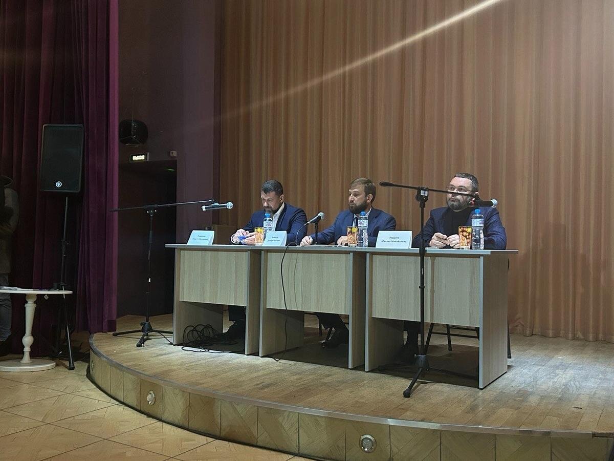 Чиновники отвечают на вопросы василеостровцев на встрече 26 октября. Фото: Дарья Дмитриева / MR7