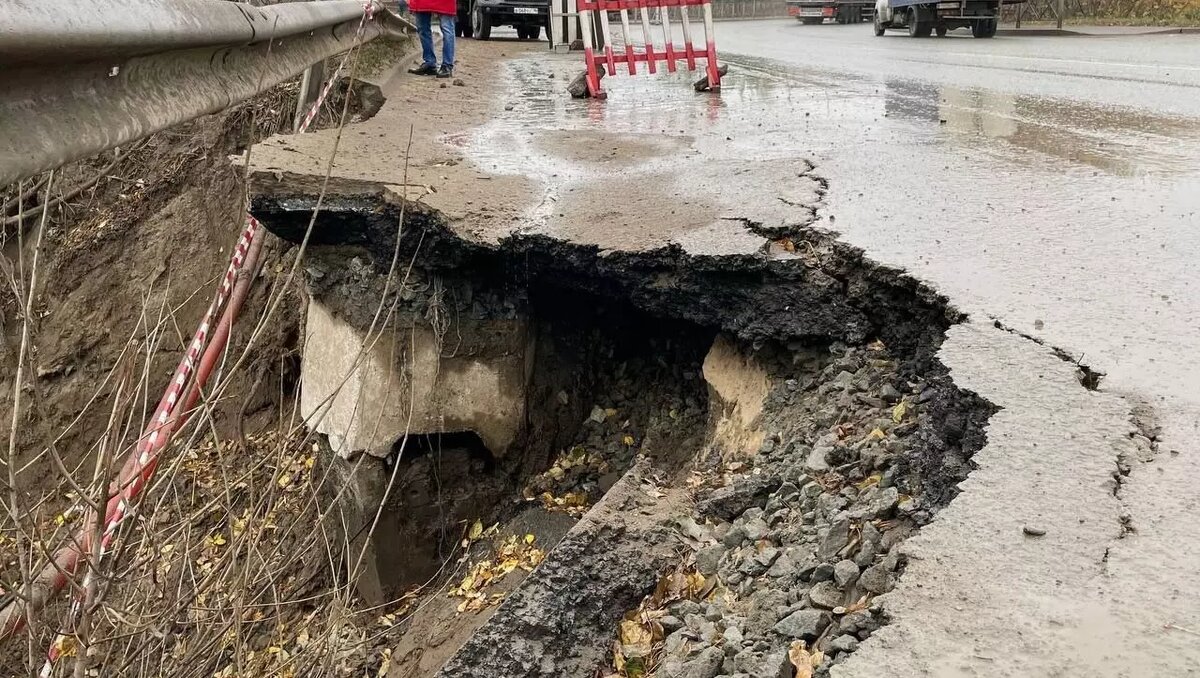     В Казани начали ликвидировать провал на улице Магистральной. Об этом в ответ на запрос Inkazan заявили в администрации Вахитовского и Приволжского районов.