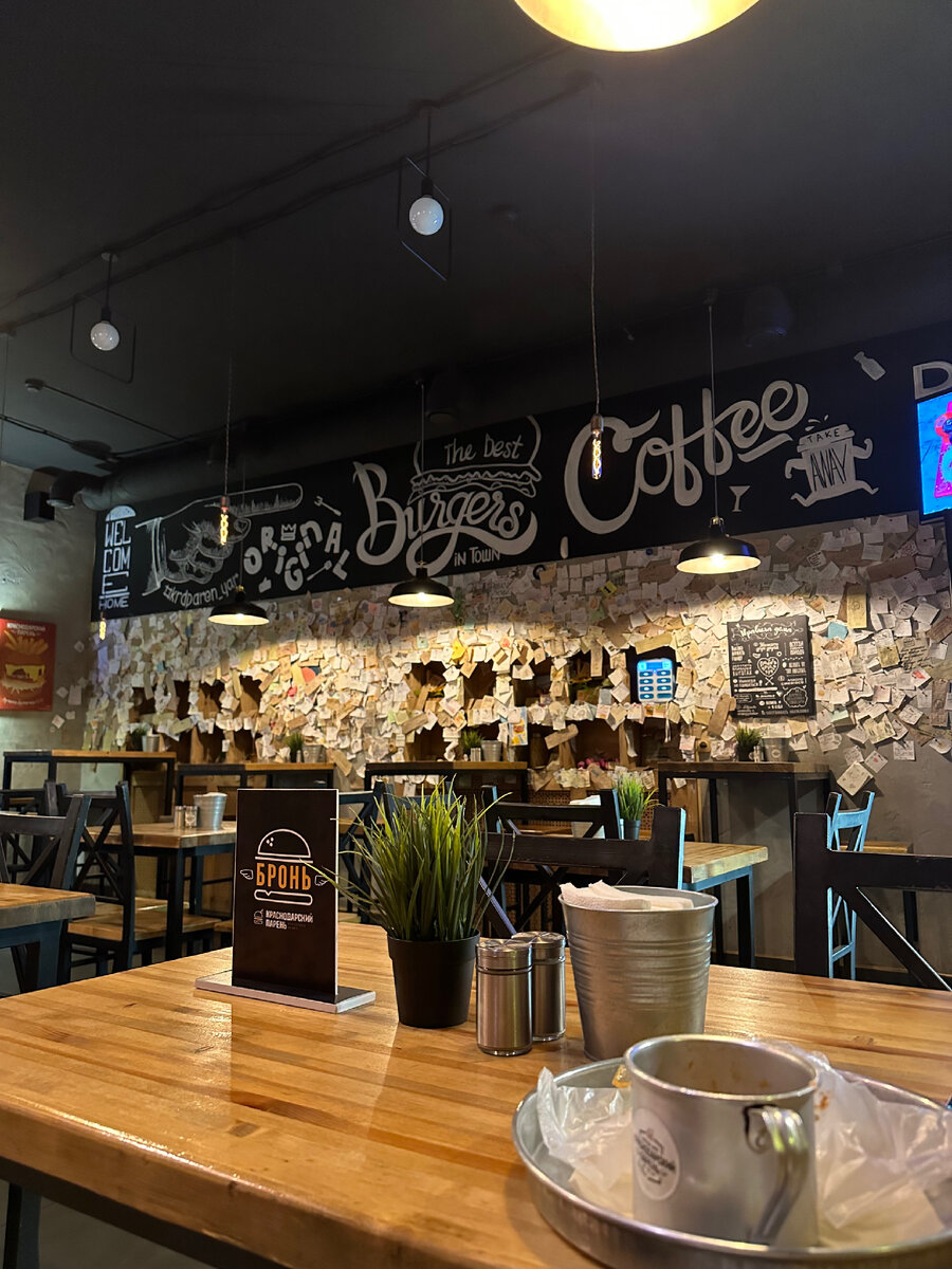 Я сейчас сижу в очень уютном кафе. Здесь очень недорого, что не может меня не радовать.