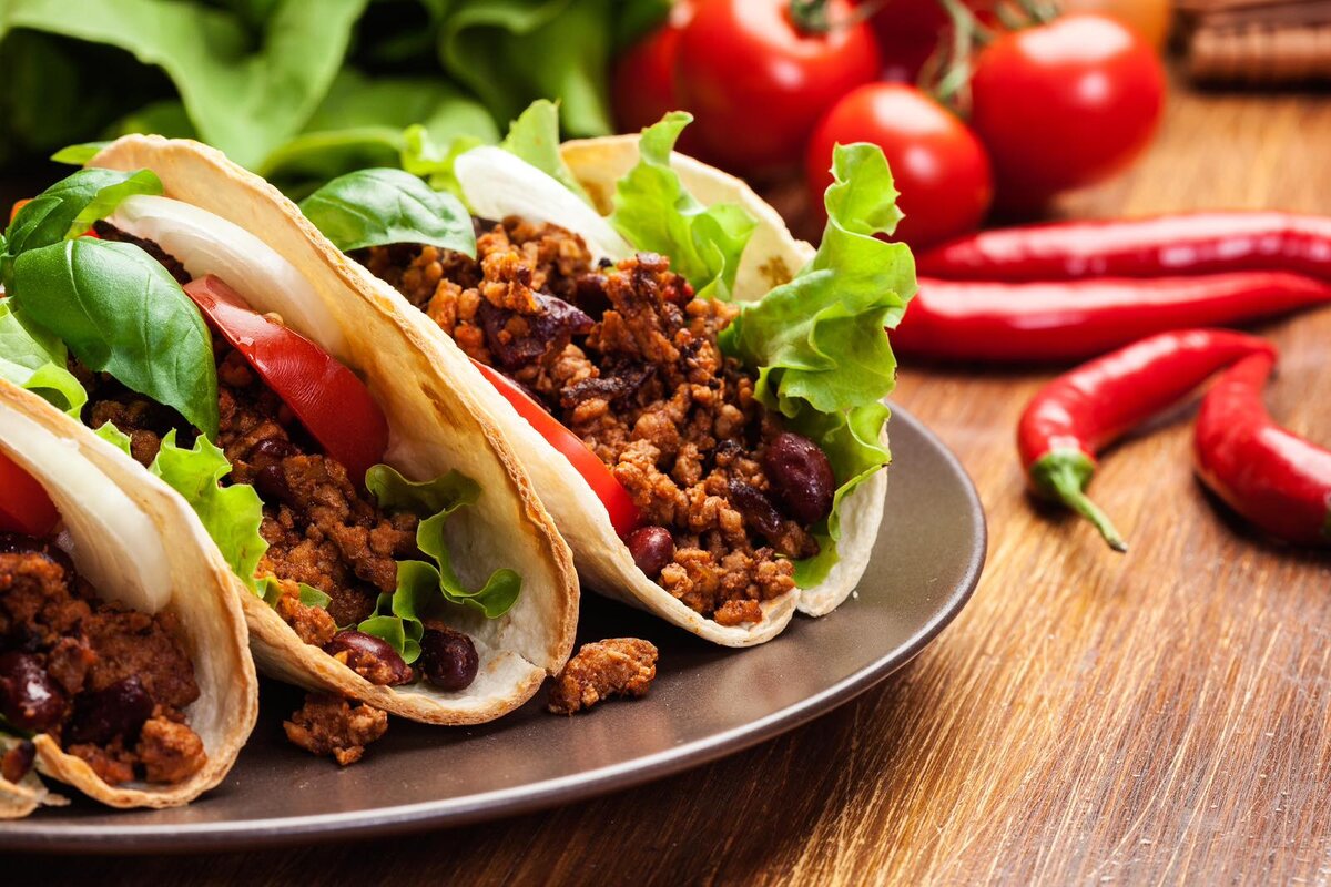 Тако с говядиной. Тако с фаршем. Tacos with minced meat and Guacamole.