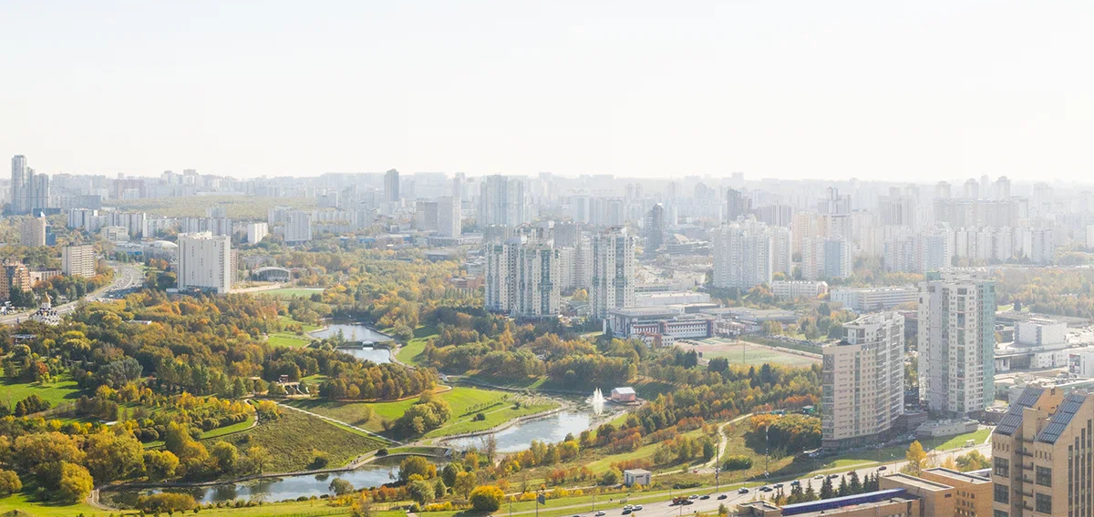 Панорамные виды открываются на парки и скверы, МГУ имени М. В. Ломоносова и деловой центр «Москва-Сити».