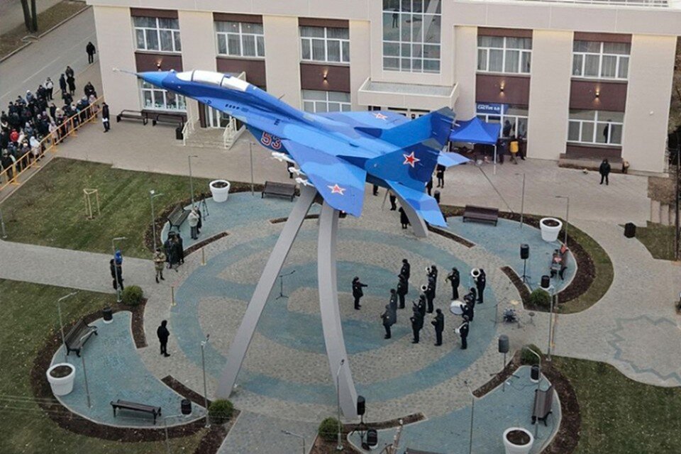    Территорию вокруг памятника также благоустроили. Фото: правительство Кировской области