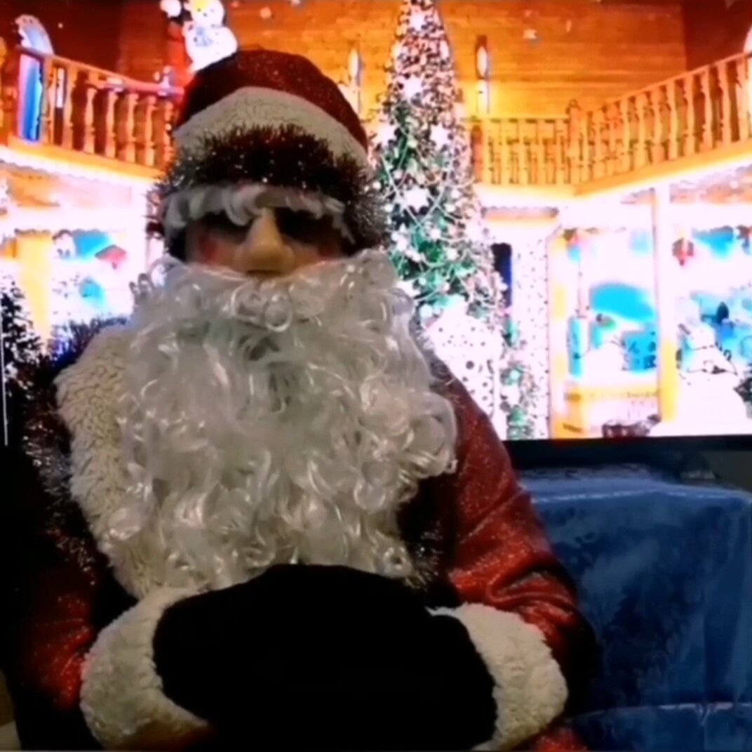 Большой экран телевизора послужил хорошей декорацией. На него выводили нужные фотографии и гифки