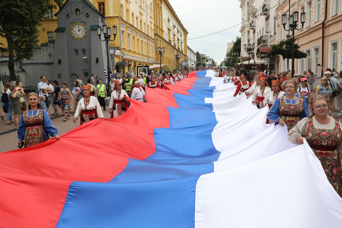 Флаг праздника день. Празднование дня Росси. Шествие с флагами. Празднование 12 июня. День России празднование.