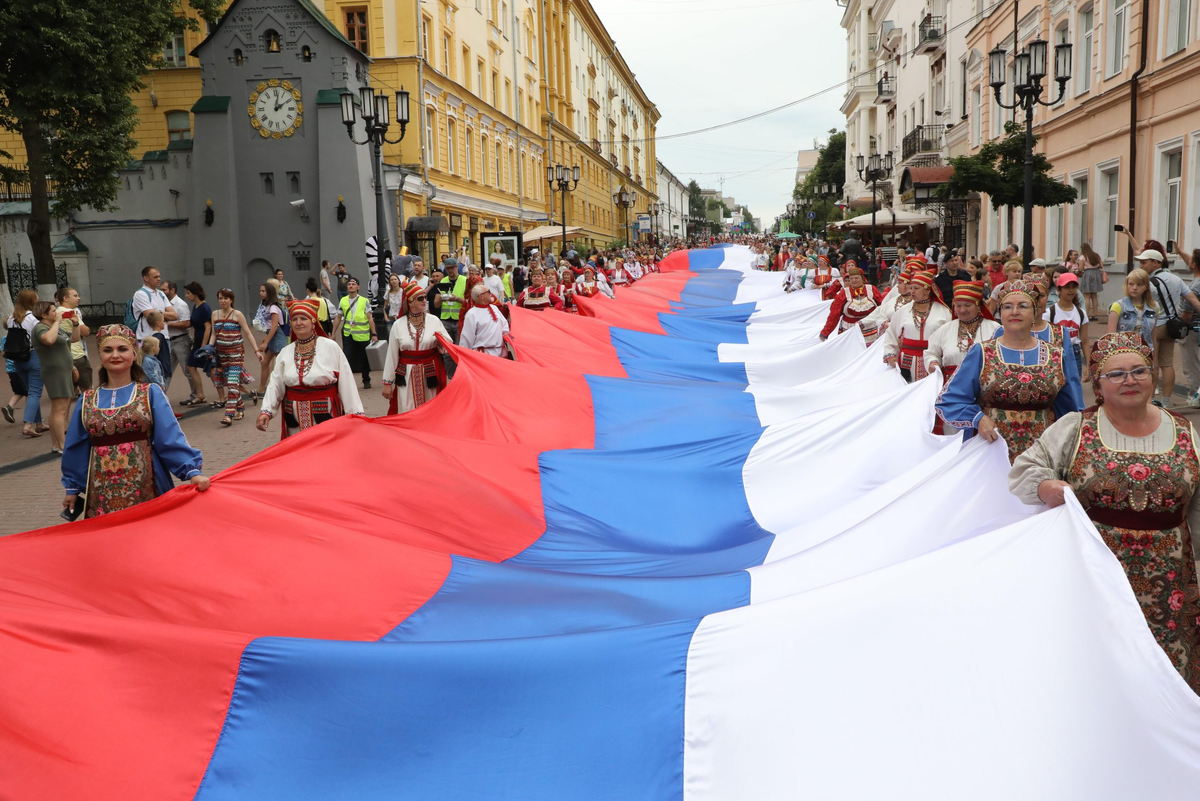 День россии фестивали. Празднование дня Росси. Шествие с флагами. День России празднование. С днем России.