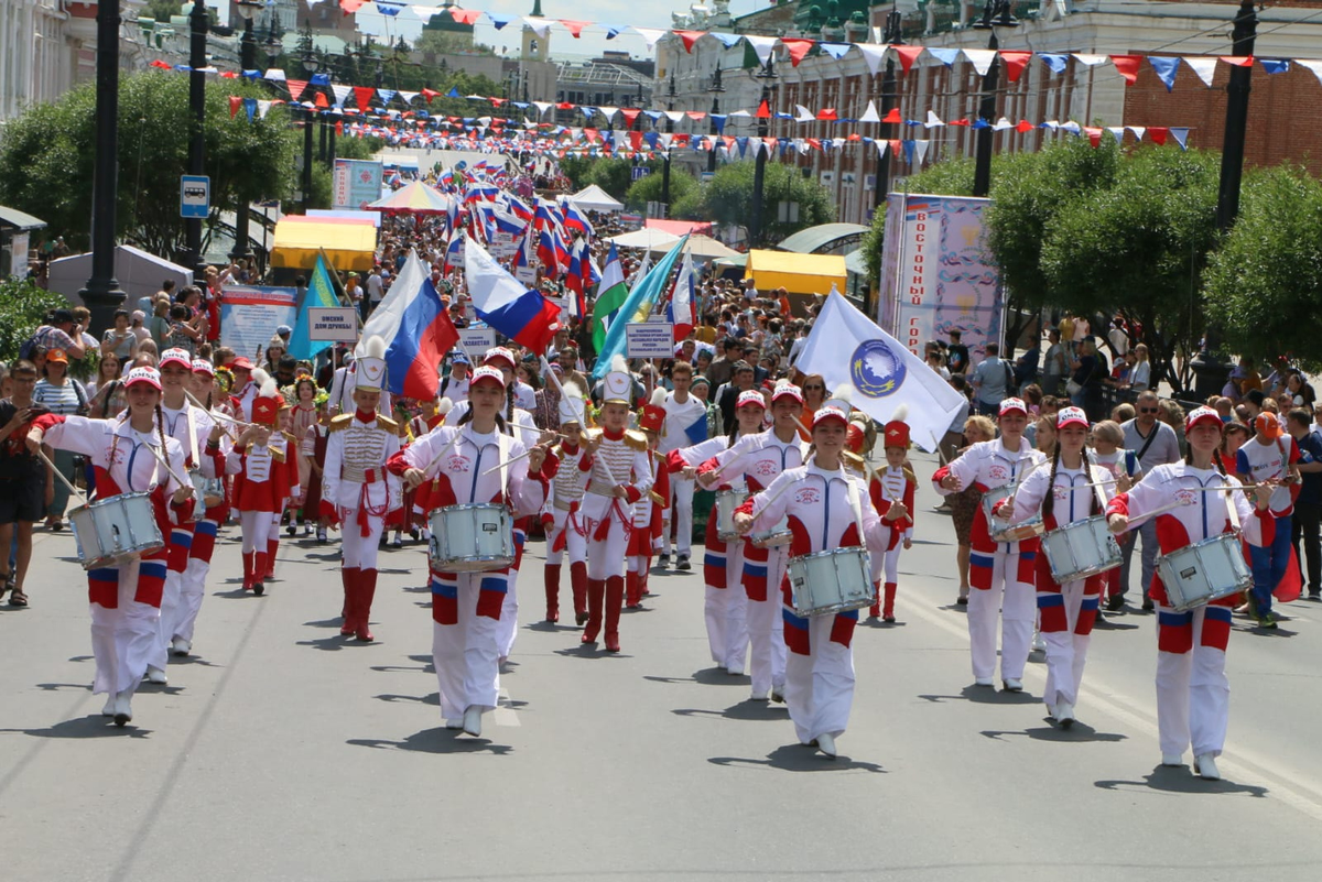 12 июня 2019 г. День города Омск 2022. Праздничное шествие. Праздничный парад. День России празднование.