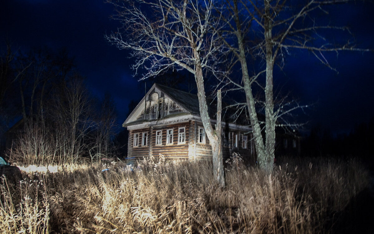 старый дом ночью. жуткий домик. старый дом ночью. мрачный деревянный дом. страшный дом.