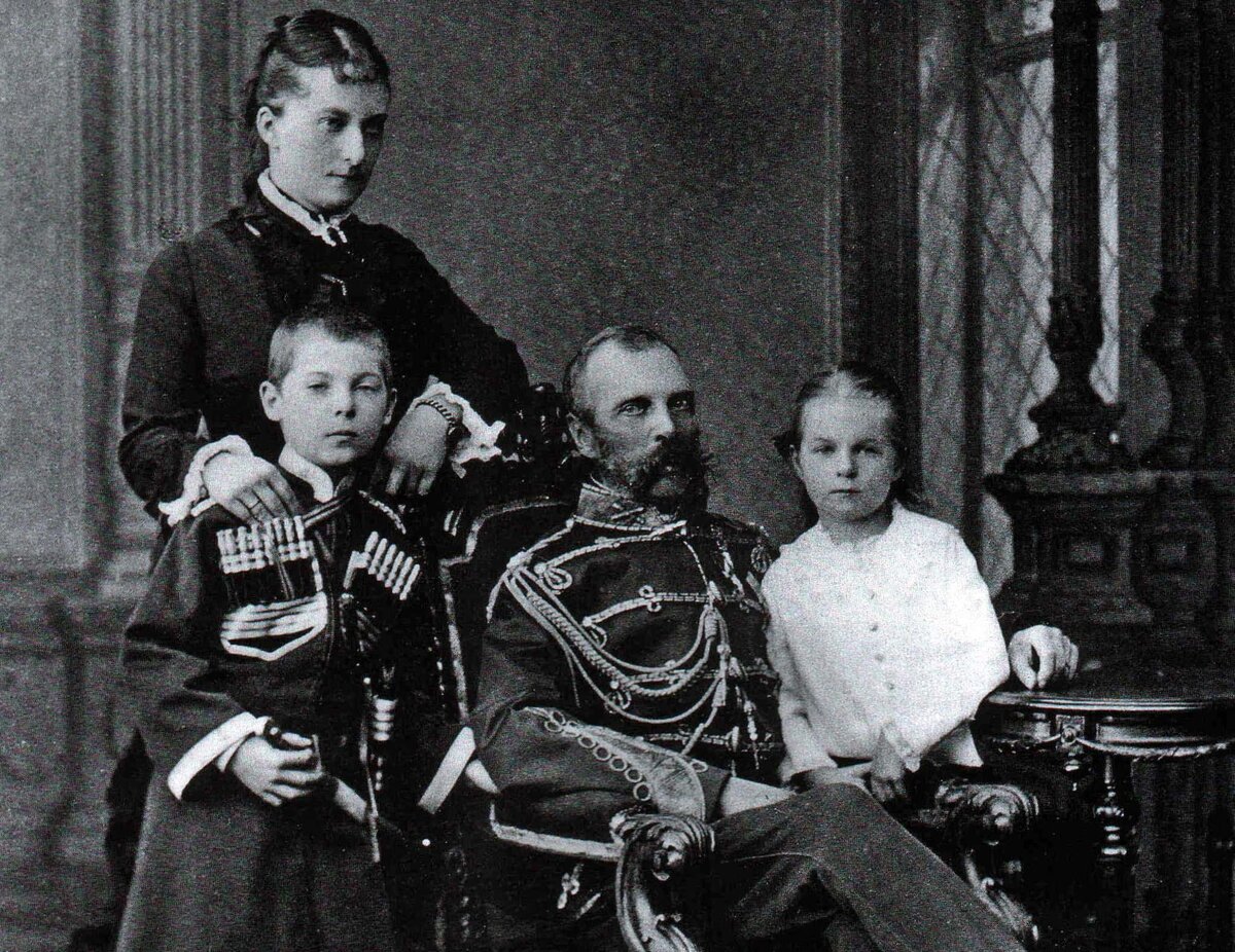 Кто больше ненавидел Александра II - народовольцы или его собственная семья? Ска