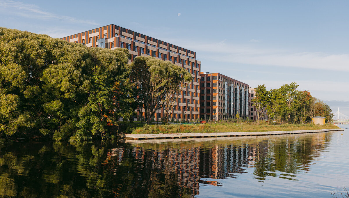 Проект обладает большим количеством преимуществ: развитая инфраструктура, облагороженная территория, современная архитектура, а также камерность, которая стала трендом последних лет.