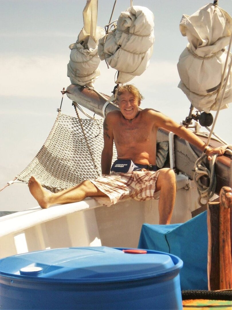 Собственный корреспондент КП  Александр Мешков в Индийском океане шхуне « Святая Виктория »  вместе с Федором Конюховым  / Фото размещено с разрешения Александра Мешкова /