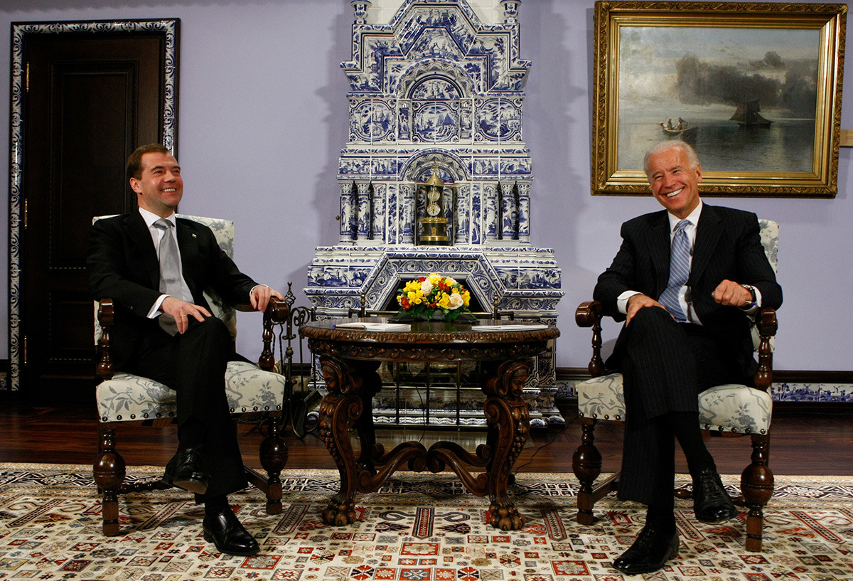 Переговоры с байденом. Байден Медведев 2011. Джо Байден и Медведев.