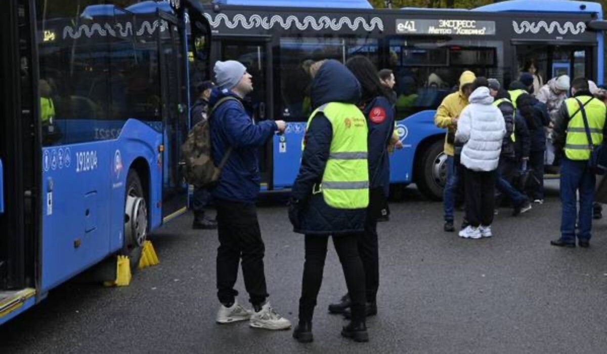     Массовая проверка оплаты проезда в автобусах у станции метро «Ховрино». Источник: netall.ru Автор фото: Пресс-служба дептранс Москвы