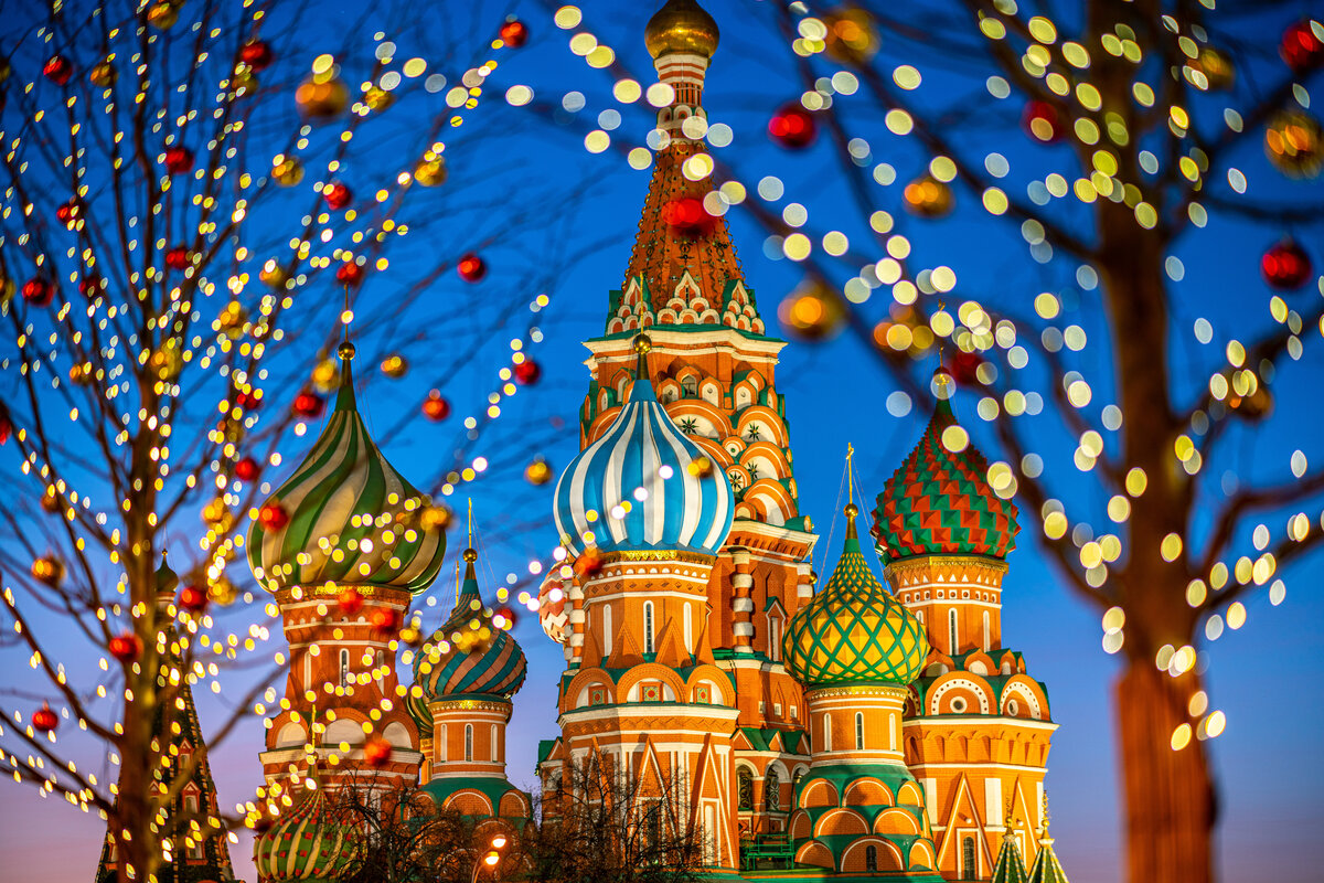 К празднованию Нового года все города России украшают инсталляциями с символом года по восточному календарю (2024-й) — год зелёного деревянного дракона), а также гирляндами и иллюминацией