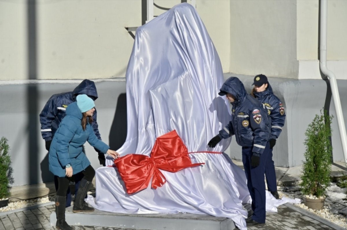    В Екатеринбурге открыли памятник первому учителю