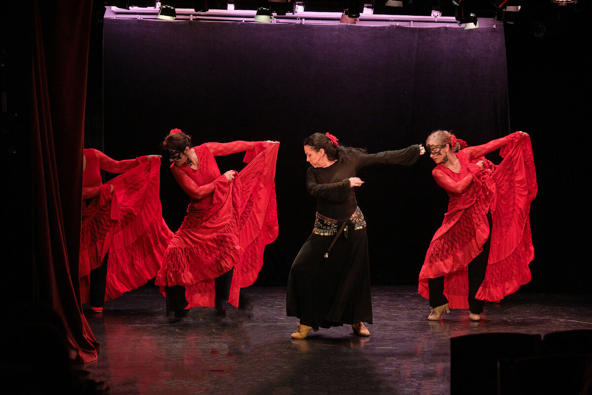 Танец Zorongo в исполнении руководителя и солисток школы фламенко Alma gitana на юбилейном концерте Татьяны Ершовой. Сцена «Экспромт» Детского музыкального театра юного актёра. 15 октября 2023 г.