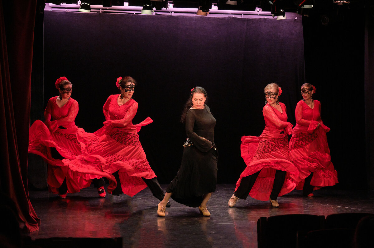 Танец Zorongo в исполнении руководителя и солисток школы фламенко Alma gitana на юбилейном концерте Татьяны Ершовой. Сцена «Экспромт» Детского музыкального театра юного актёра. 15 октября 2023 г.