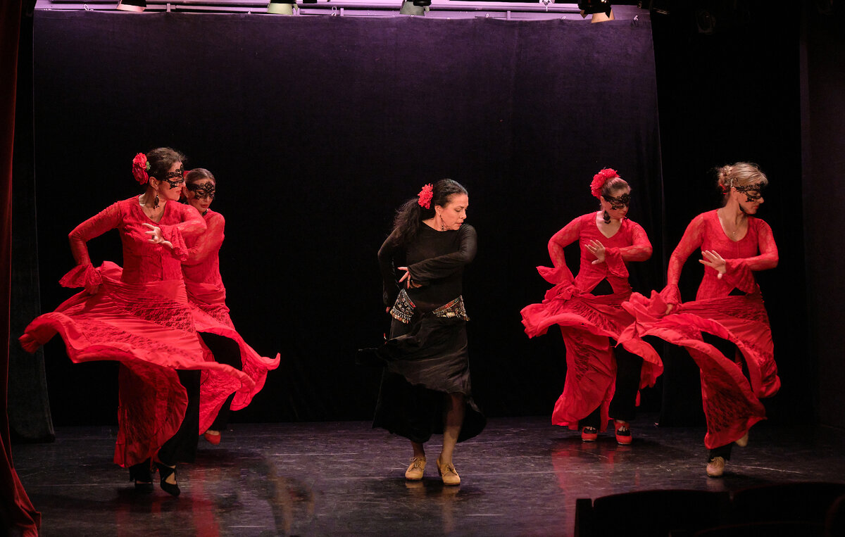 Танец Zorongo в исполнении руководителя и солисток школы фламенко Alma gitana на юбилейном концерте Татьяны Ершовой. Сцена «Экспромт» Детского музыкального театра юного актёра. 15 октября 2023 г.