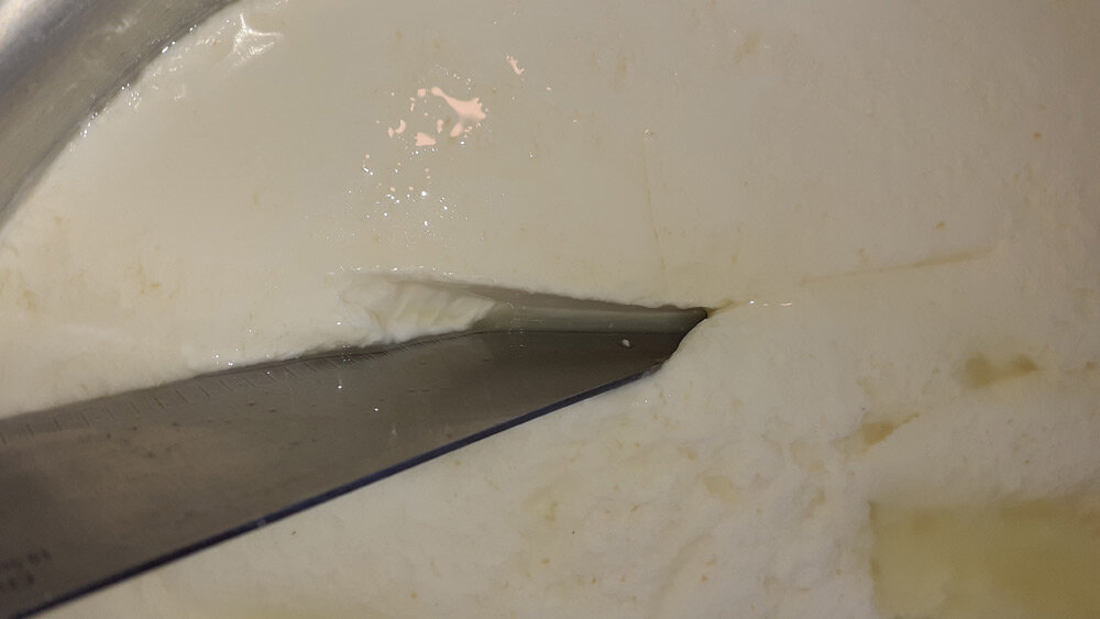 Приготовление сыра - тест ножом наготовность сгустка