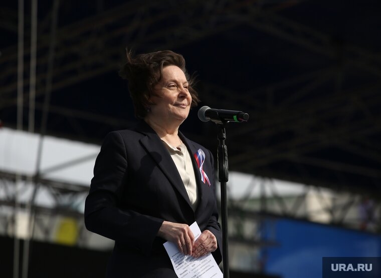    Губернатор Наталья Комарова спела дуэтом с жительницей Ханты-Мансийска