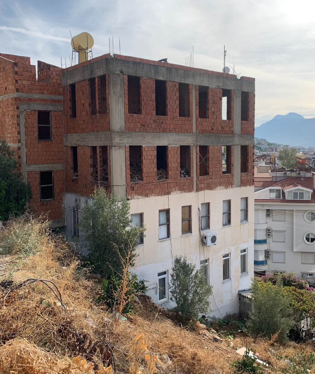 Уже сданы два этажа. На третьем -- только дрова