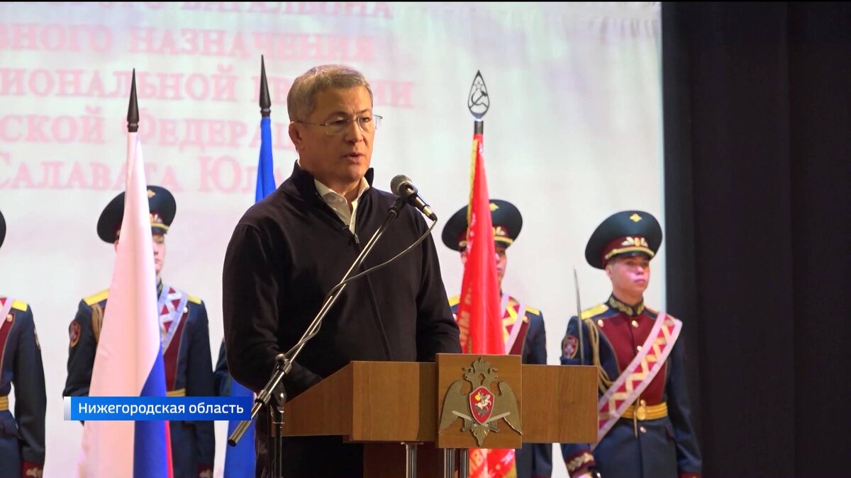    Радий Хабиров вручил знамя второму добровольческому батальону Росгвардии имени Салавата Юлаева - сюжет "Вестей"