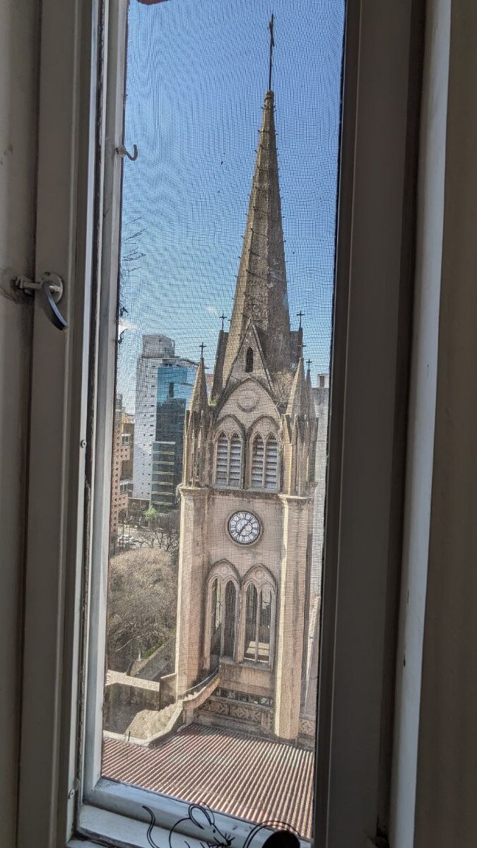 Башня церкви видна прямо из окна