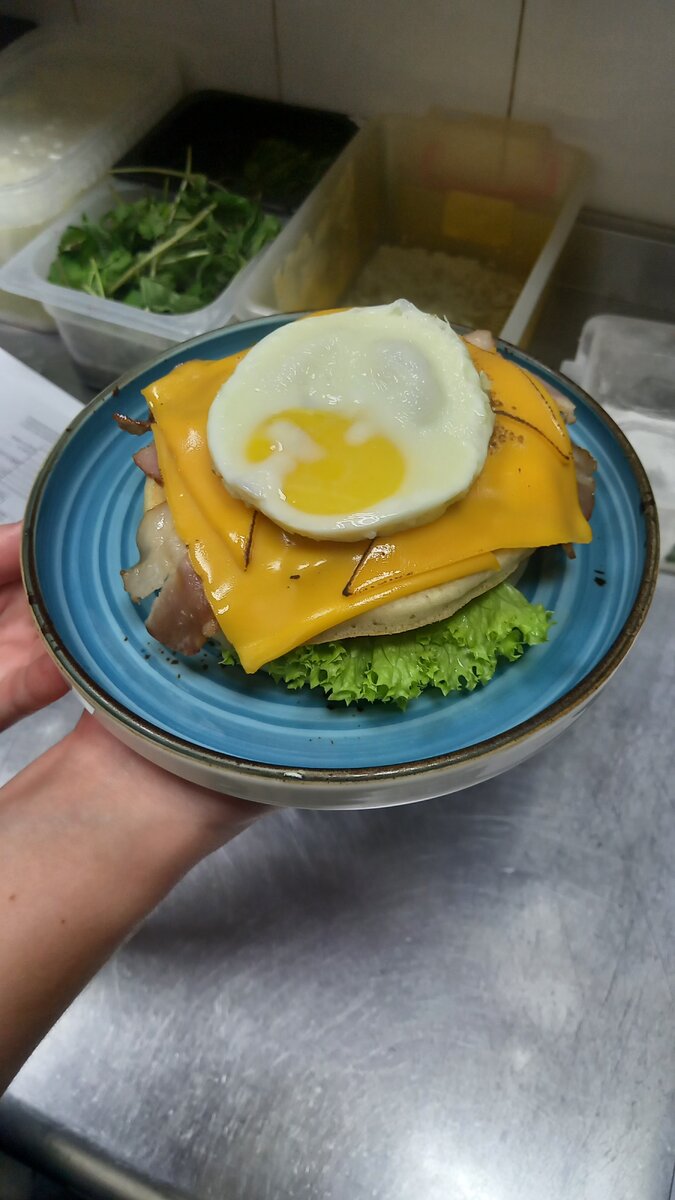 панкейк с сыром и яйцом