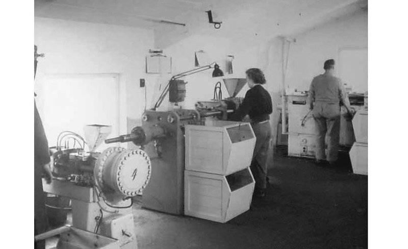 Самый первый цех LEGO с инжекционно-литьевой машиной.