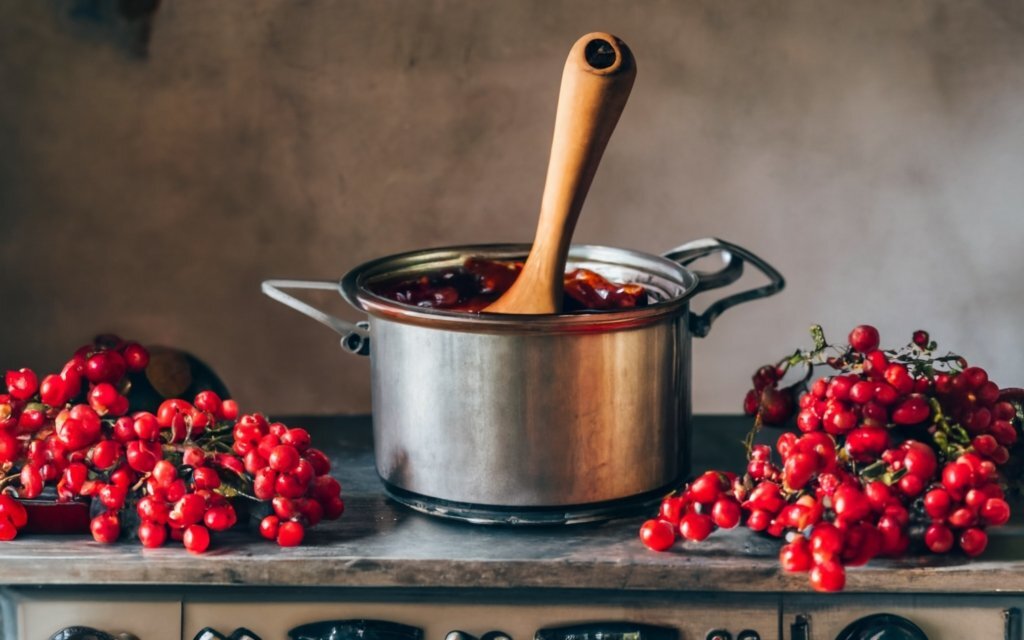 Густое калиновое варенье было любимым в детстве, 