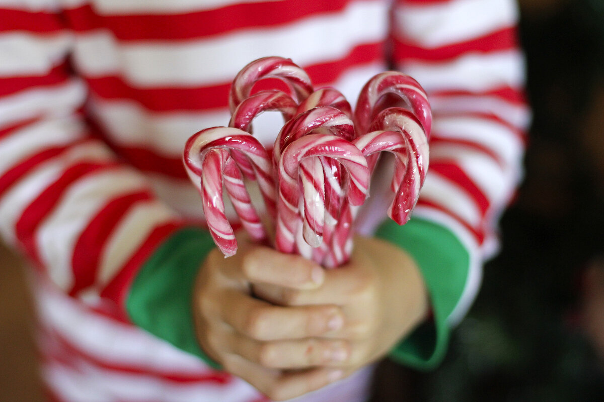 25 интересных. Леденец Кэнди Кейн. Карамельная трость – Candy Cane. Карамельная палочка. Карамельная палочка на Рождество.