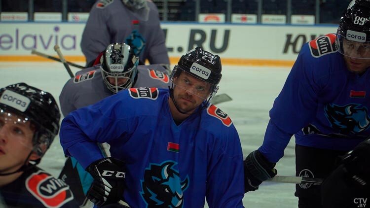 Андрей Стась – второй в хоккейной династии Стасей, пришел в хоккей за братом. За его спиной 11 чемпионатов мира, включая юниорский и молодежный, Олимпиада-2010.