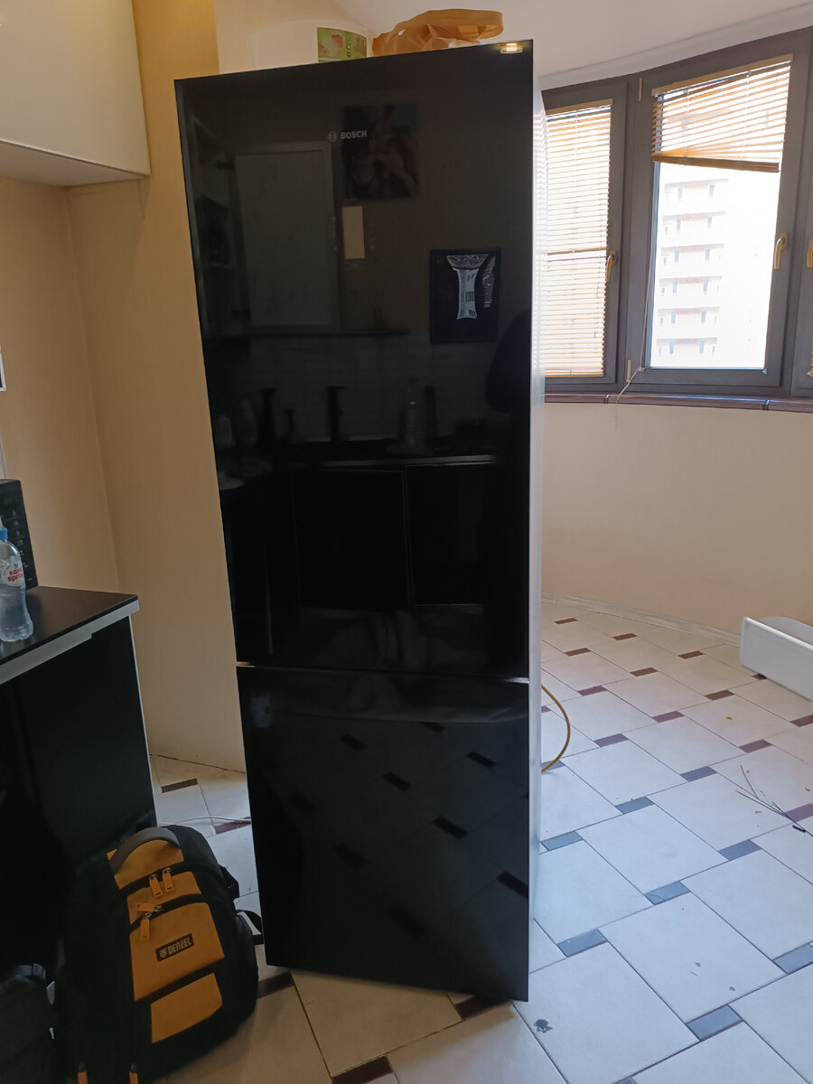 Холодильник Bosch с черными стеклянными панелями дверей