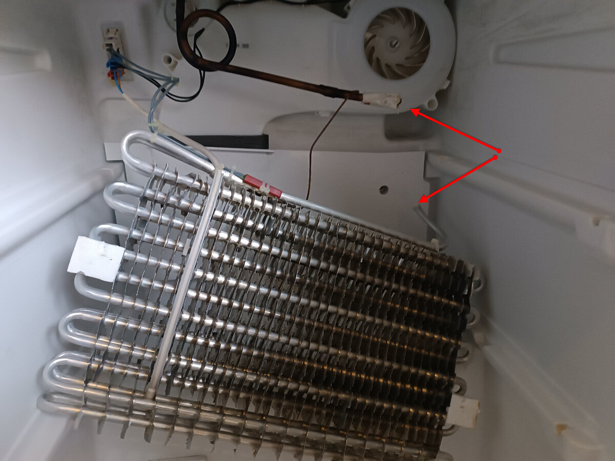 Испаритель холодильника оторван.