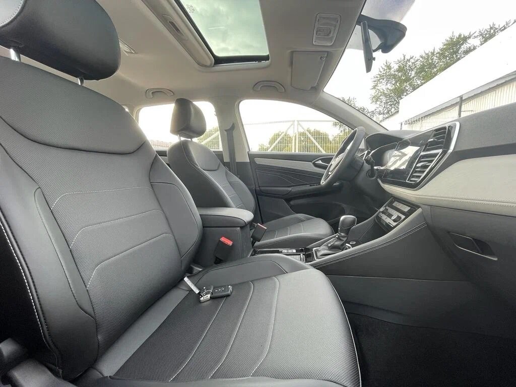 Архитектура у салона современная.