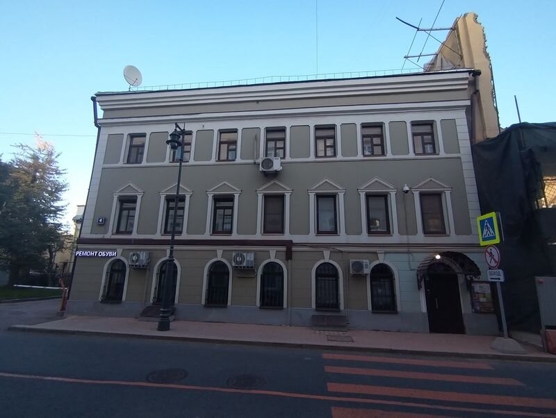 Малый Кисельный, №4с1 (рядом с угловым домом Франка, который только что варварски разрушили). Фотография автора 